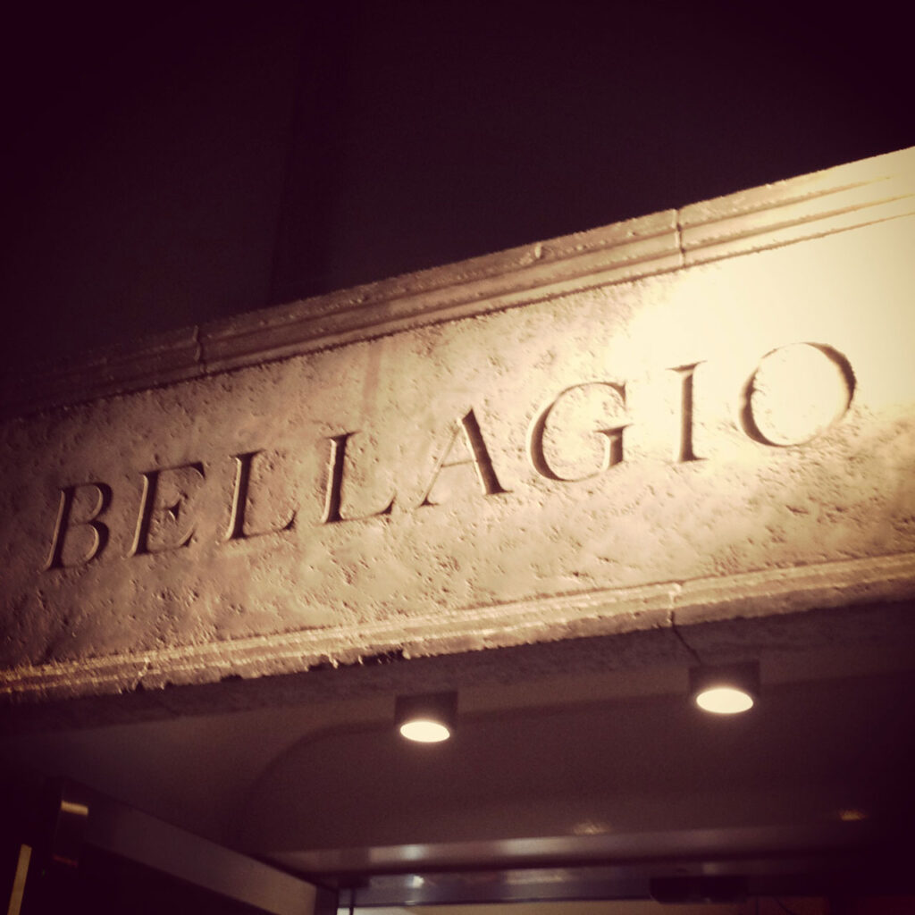 石調ファサードに店名サインを彫り込んだ、重厚感のある店舗外観デザイン