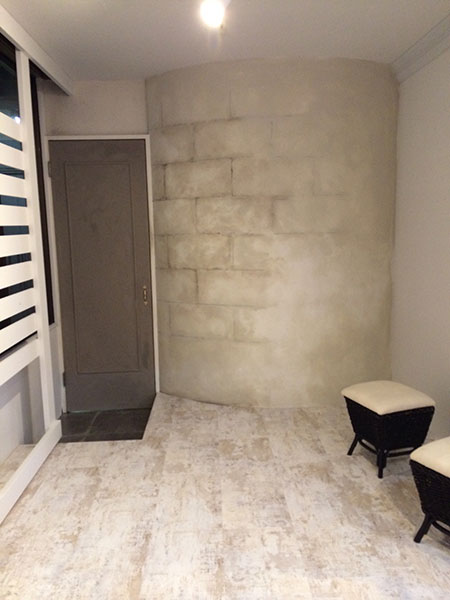 曲線の塗り壁とシンプルな家具で構成した、落ち着きのある店舗内装デザイン