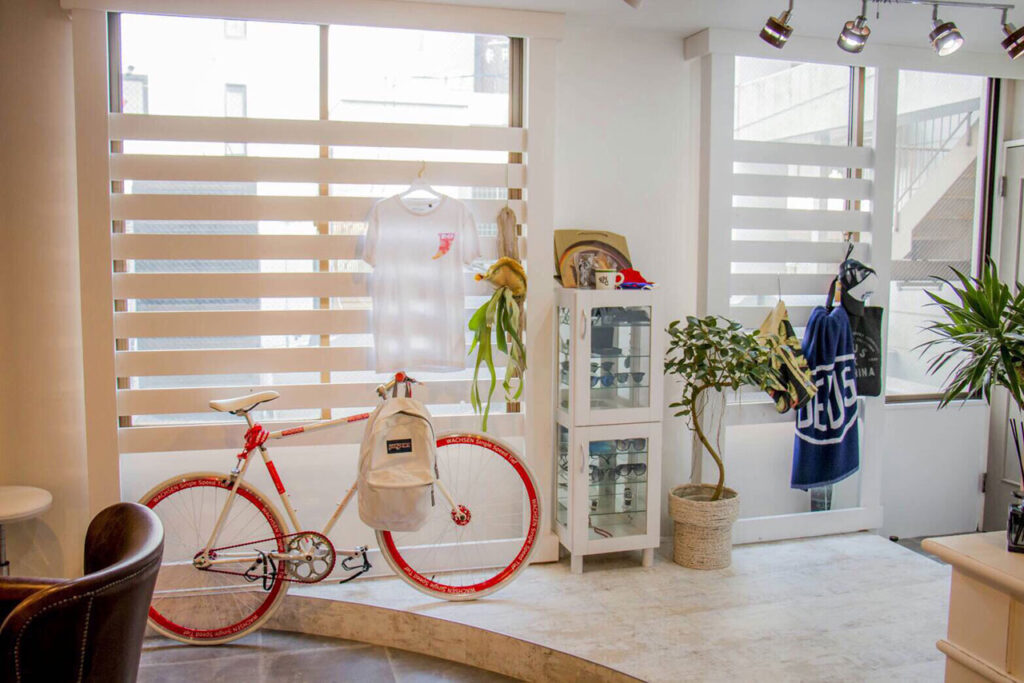 自然光が差し込むアパレル店舗内装に、自転車と雑貨をディスプレイした空間デザイン
