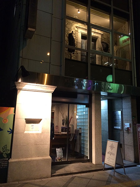 夜間にライトアップされた、ガラス張り外観が印象的な店舗エントランスデザイン