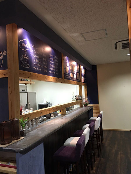 木材と黒板メニューを組み合わせた、カウンター席中心の飲食店内装デザイン