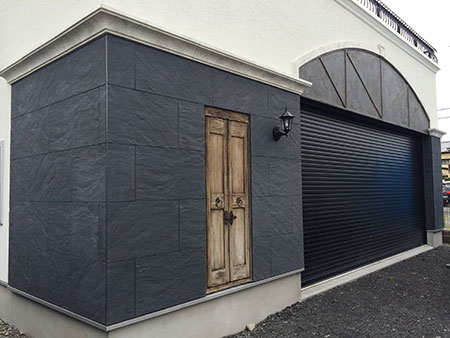 石調外壁とアンティーク扉を組み合わせた、店舗外観のデザイン施工事例