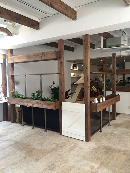 木材フレームでゾーニングした、開放感のある店舗内装デザイン
