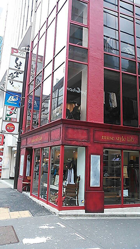 赤を基調としたガラス張り外観の路面店舗ファサードデザイン
