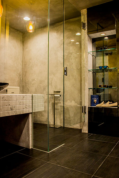 ガラス間仕切りとタイルカウンターを取り入れた、洗練された店舗内装デザイン