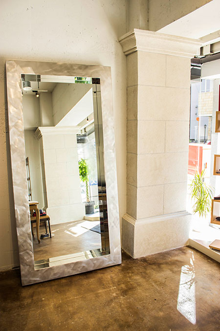 大型ミラーと自然光を活かした、明るく開放感のある店舗内装デザイン